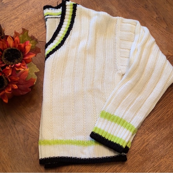 Cropped long sleeve sweater size large - Picture 2 of 3